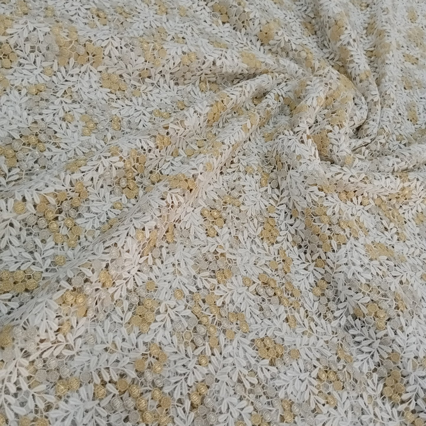 Dentelle de soie brodée et perlée
