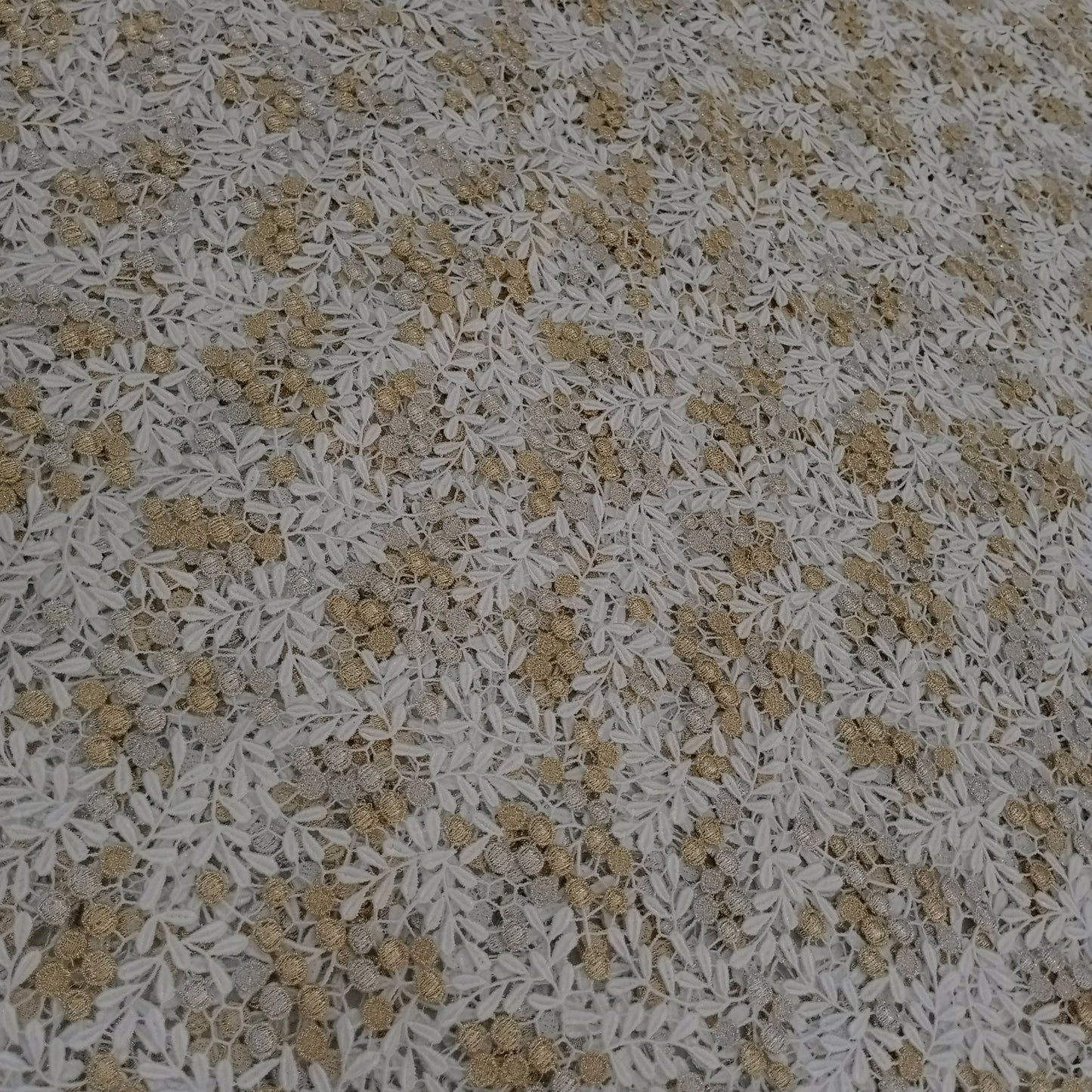 Dentelle de soie brodée et perlée