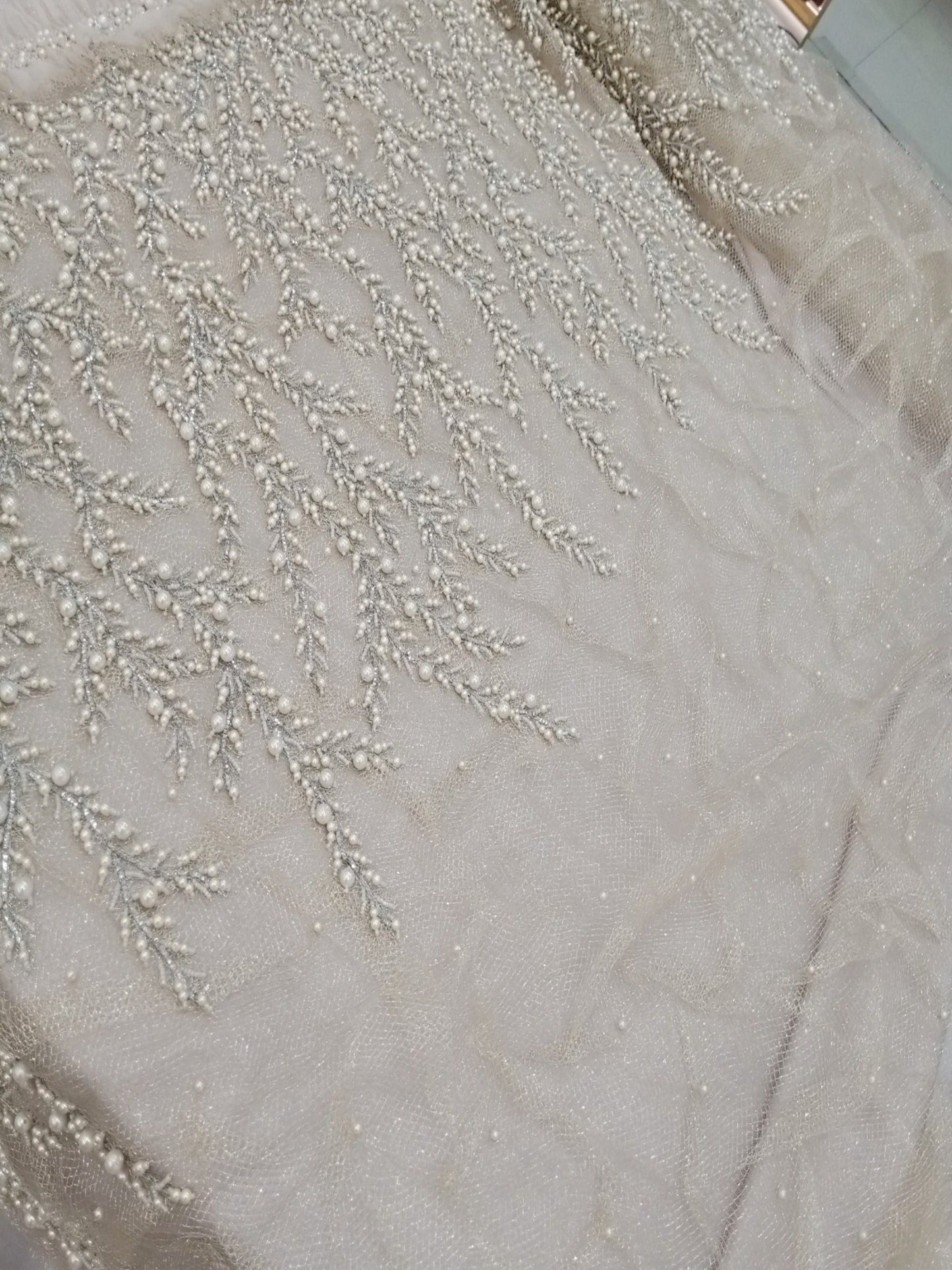 Dentelle de soie brodée et perlée