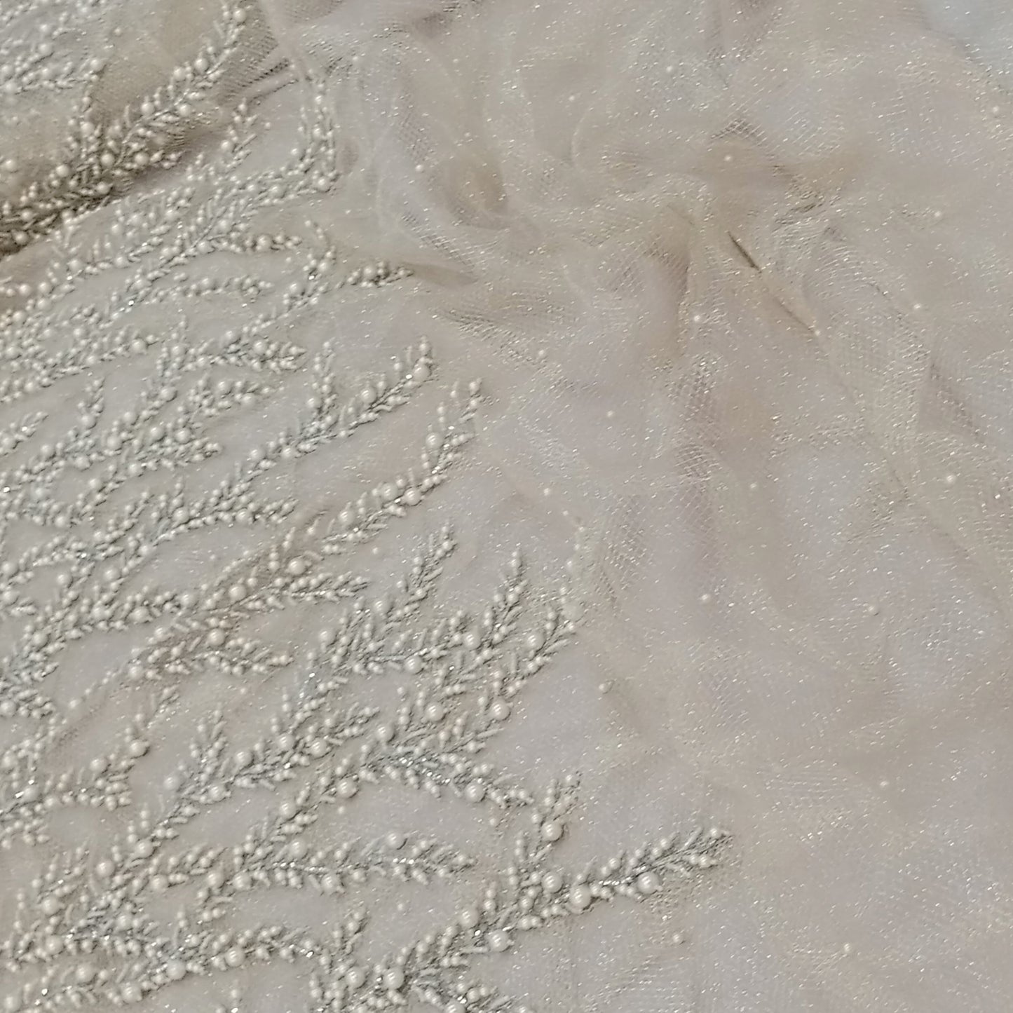 Dentelle de soie brodée et perlée