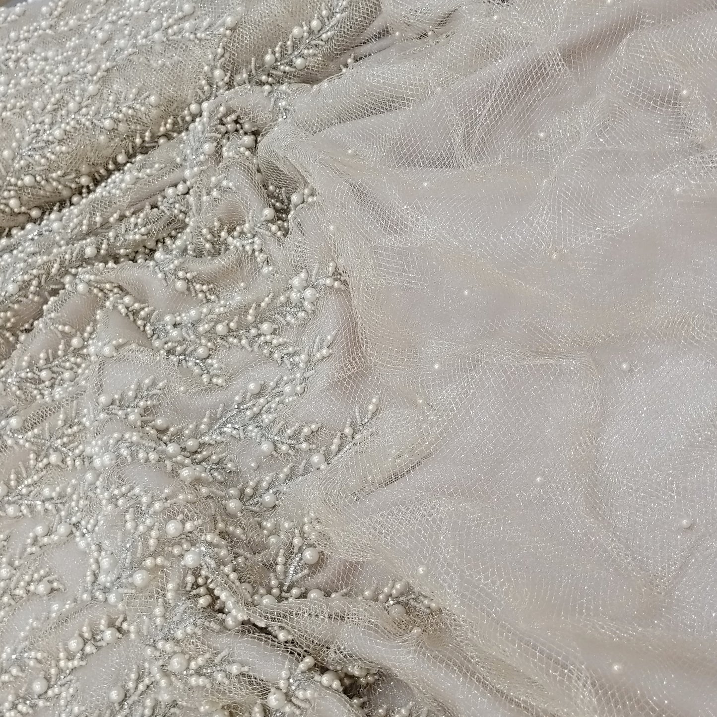 Dentelle de soie brodée et perlée