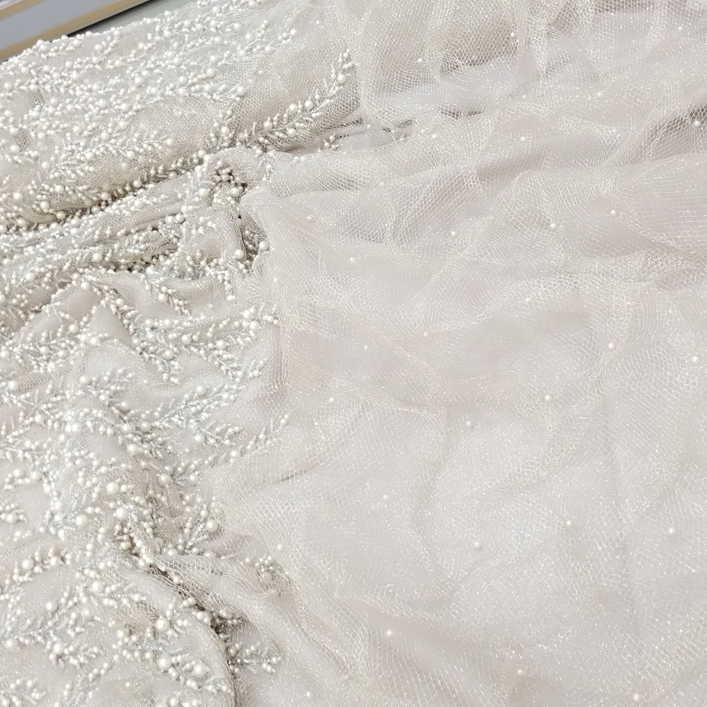 Dentelle de soie brodée et perlée