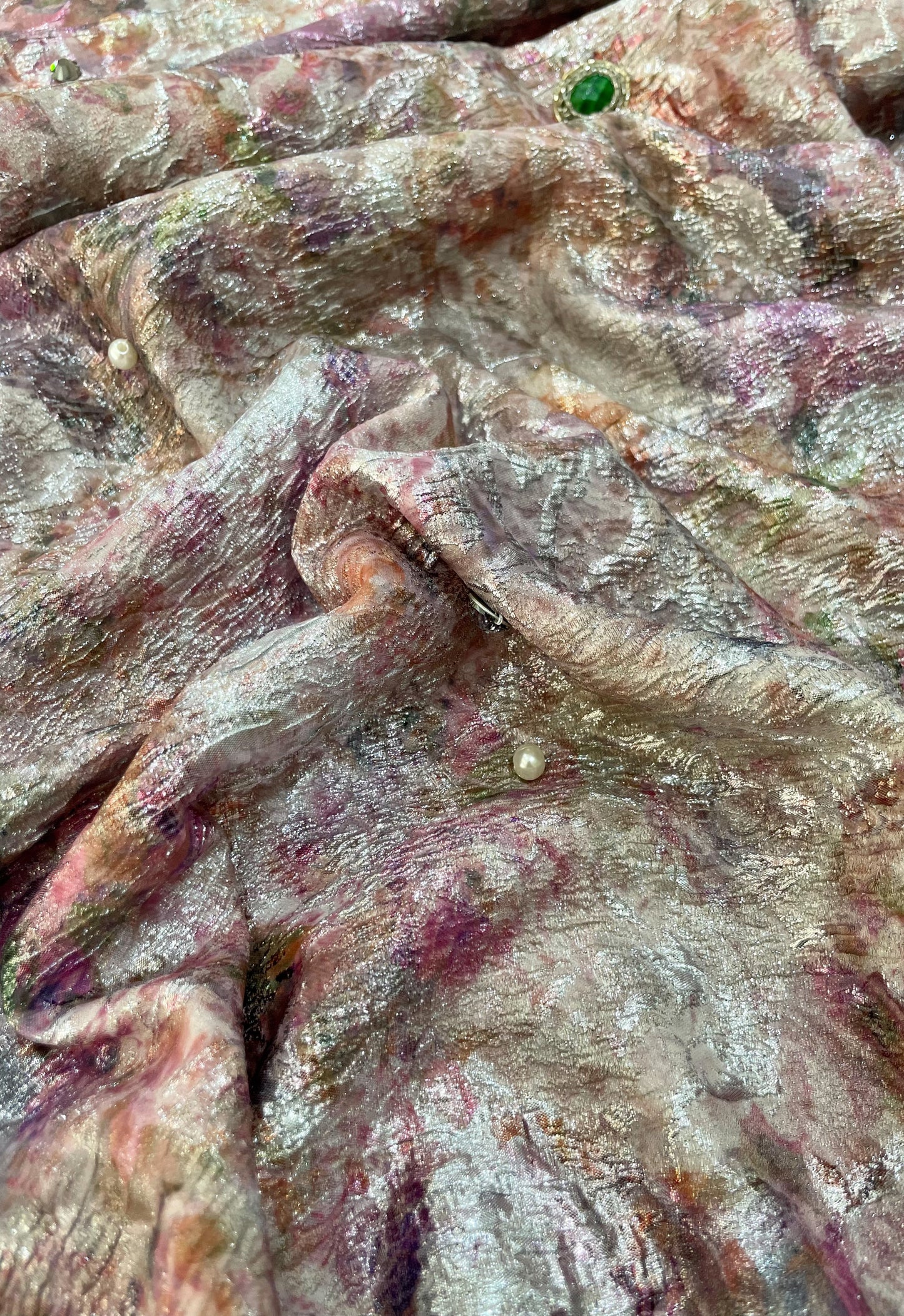 brochet de soie orné de pierres swarovski