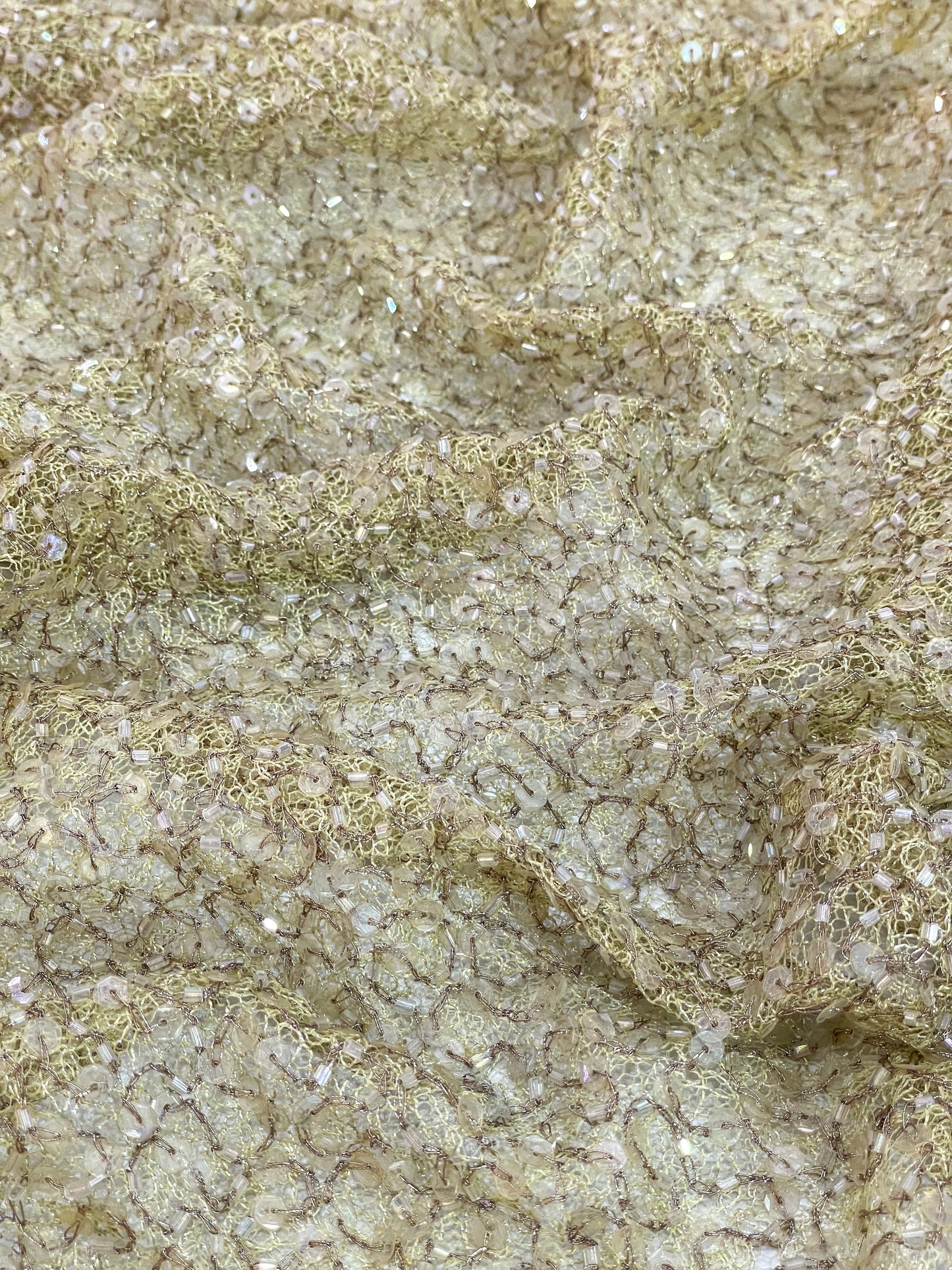 Dentelle de soie brodée et perlée